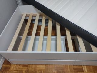 Cama blanca con cajones de madera