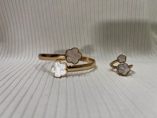 Conjunto Joyas doradas con flores blancas