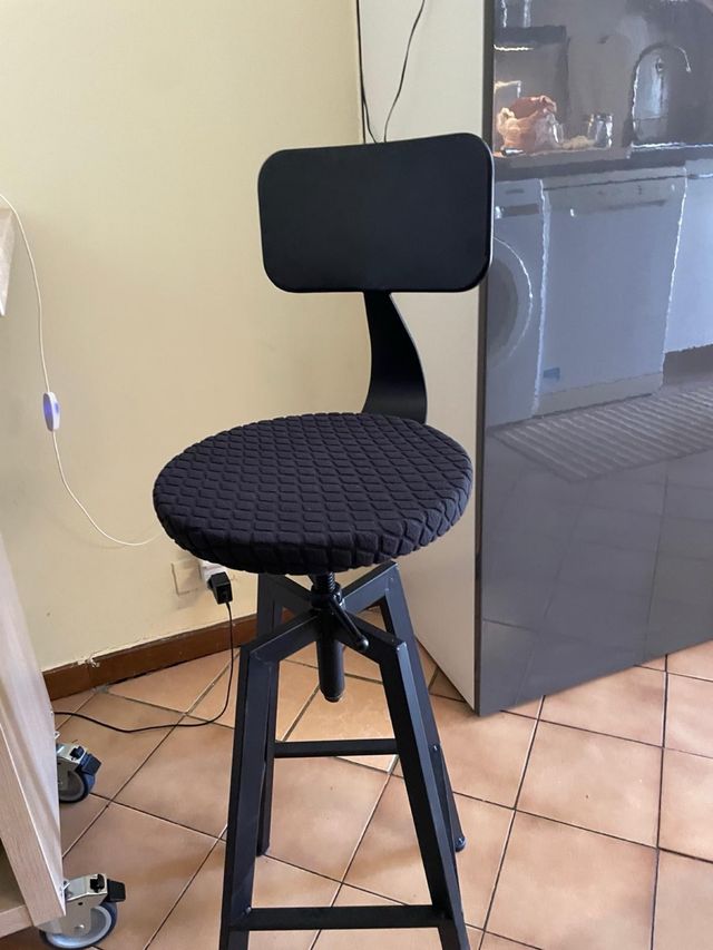 Sgabello nero con schienale