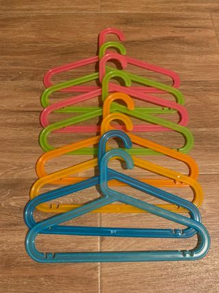 Lote de 8 perchas infantiles de plástico 30 cm