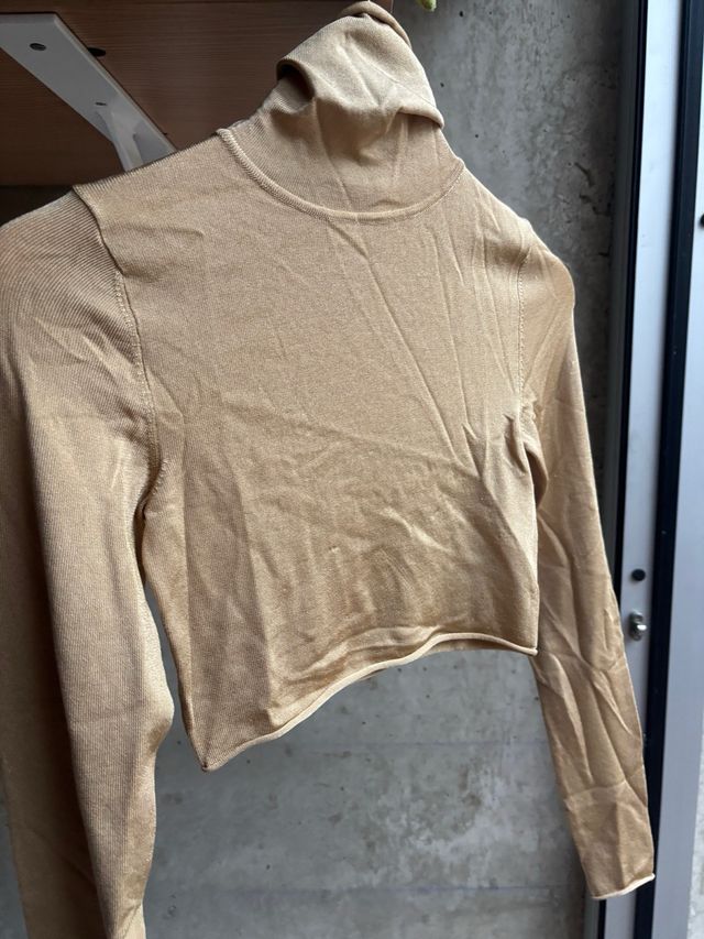 Suéter corto dorado Zara