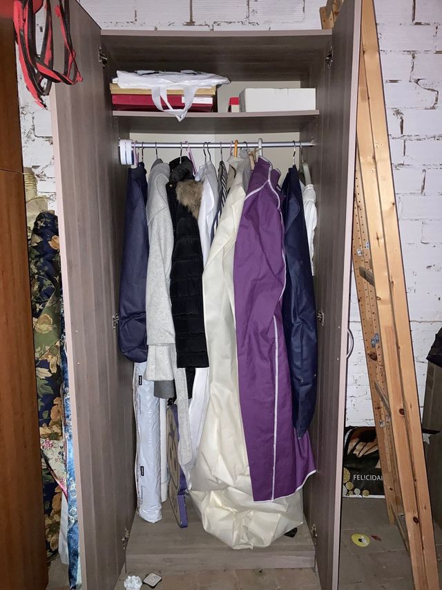 Armario de madera gris