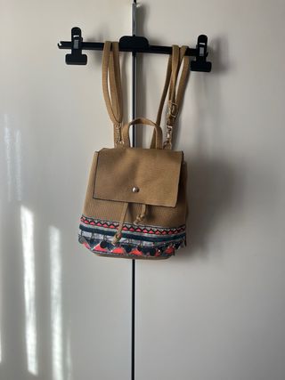 Mochila beige con bordado étnico