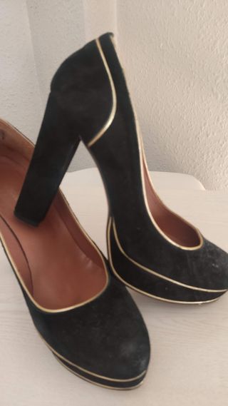 Zapatos de tacón de ante negro y dorado