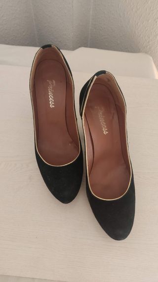 Zapatos de tacón de ante negro y dorado