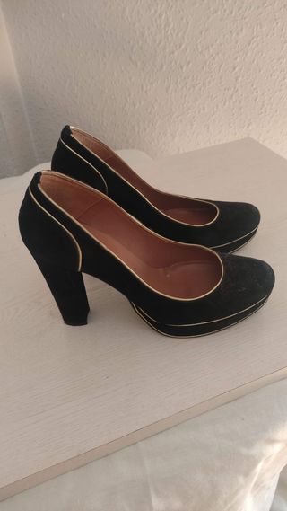 Zapatos de tacón de ante negro y dorado