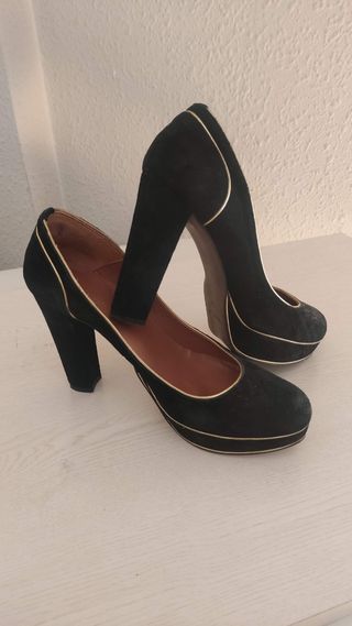 Zapatos de tacón de ante negro y dorado