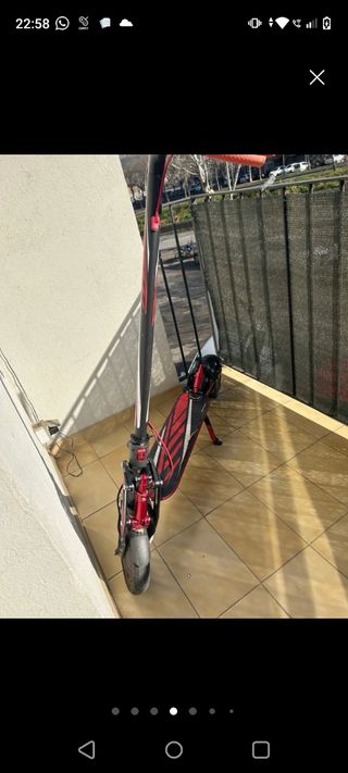 Patinete eléctrico rojo y negro