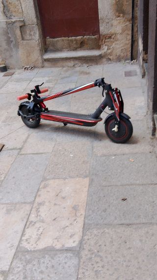 Patinete eléctrico rojo y negro