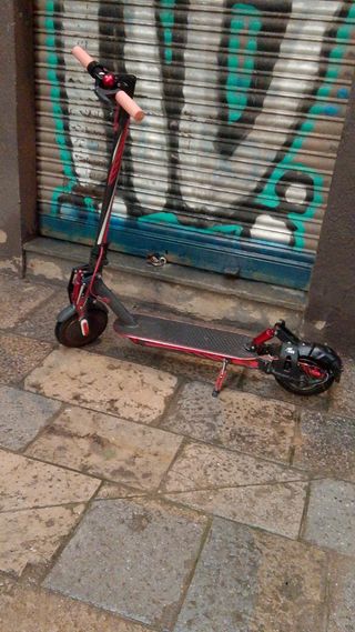 Patinete eléctrico rojo y negro