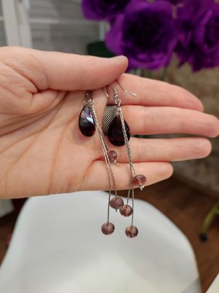 Pendientes de plata largos con gemas moradas