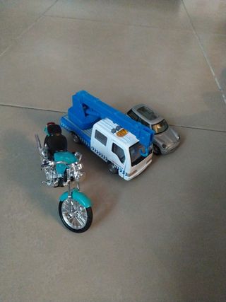 coches de juguete y moto