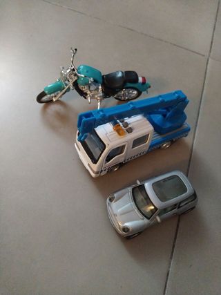 coches de juguete y moto