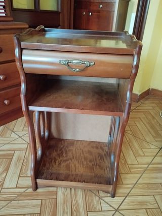 Mesa auxiliar de madera con cajón