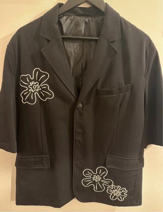 Blazer preto Bershka com flores