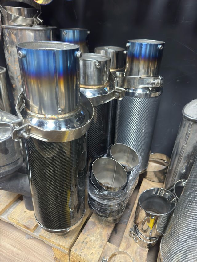 Tubo de escape deportivo de carbono original.