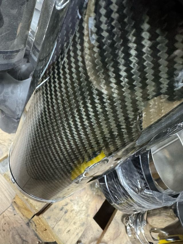 Tubo de escape deportivo de carbono original.