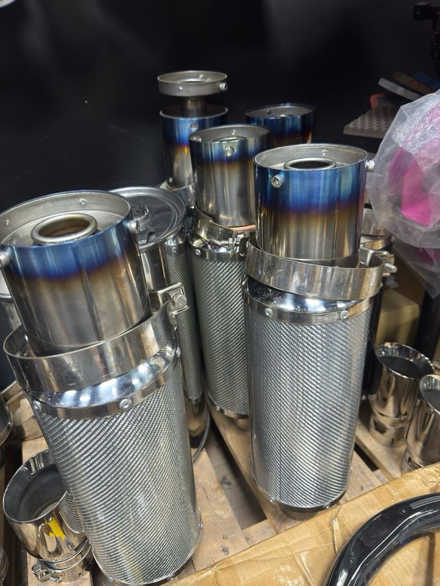 Tubo de escape deportivo de carbono original.