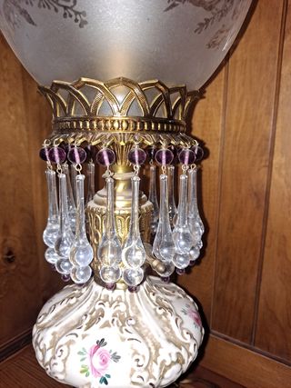 Lámpara antigua de mesa dorada