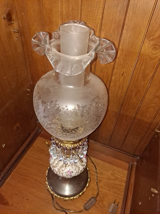 Lámpara antigua de mesa dorada