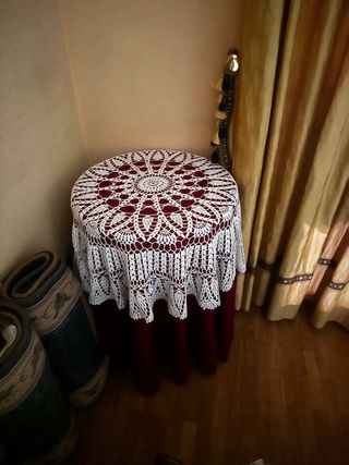 Mesita redonda con mantel blanco