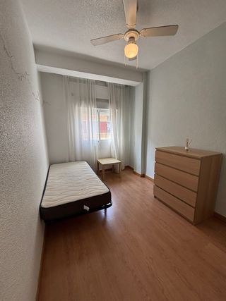 Se alquila habitación en piso compartido – Murcia