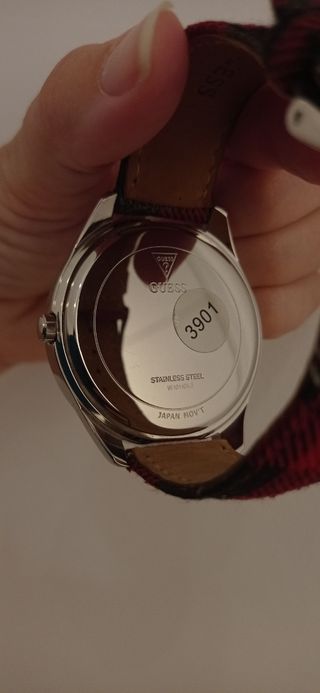 Reloj Guess con bisel de pedrería