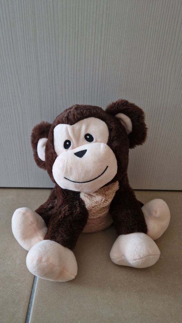 Peluche mono con saco de semillas para calentar.