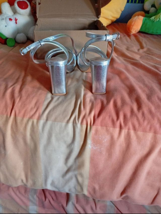 Sandalias de tacón plateadas