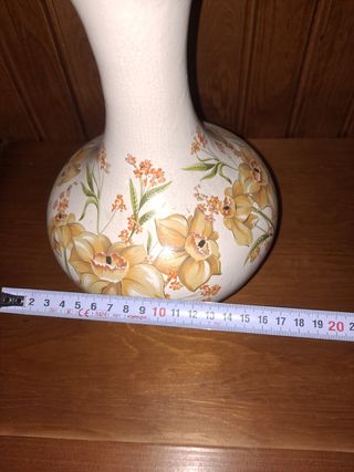 Jarrón de cerámica blanco y amarillo