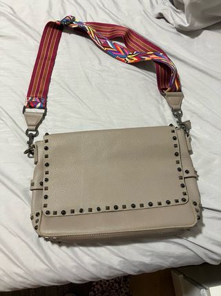 Bolso bandolera beige con correa multicolor