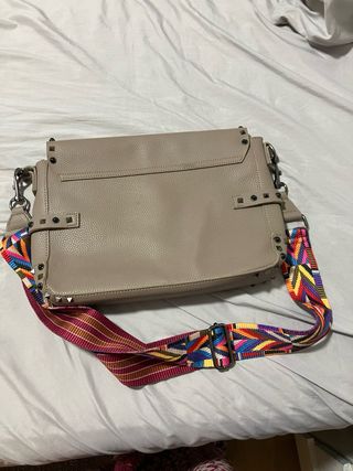 Bolso bandolera beige con correa multicolor