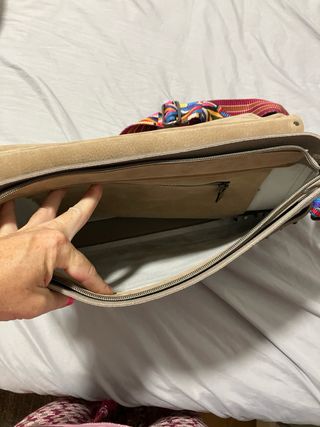 Bolso bandolera beige con correa multicolor