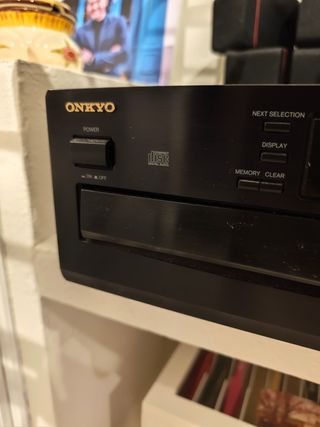 Lector CD Onkyo y altavoces Bose