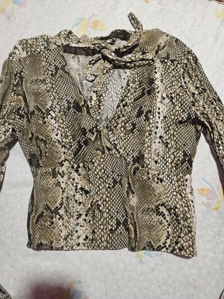 Blusa Stradivarius estampado serpiente