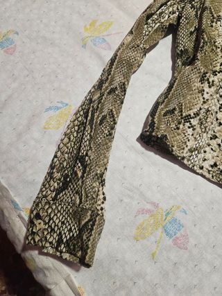 Blusa Stradivarius estampado serpiente