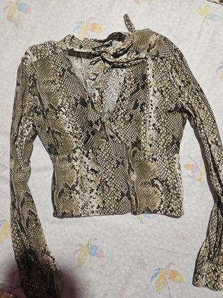 Blusa Stradivarius estampado serpiente