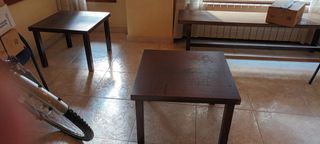 Mesas de madera marrones