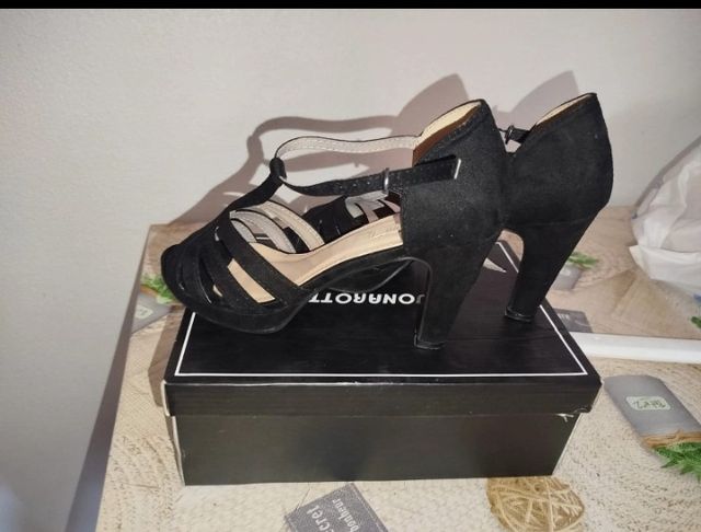 Zapato de tacón negro