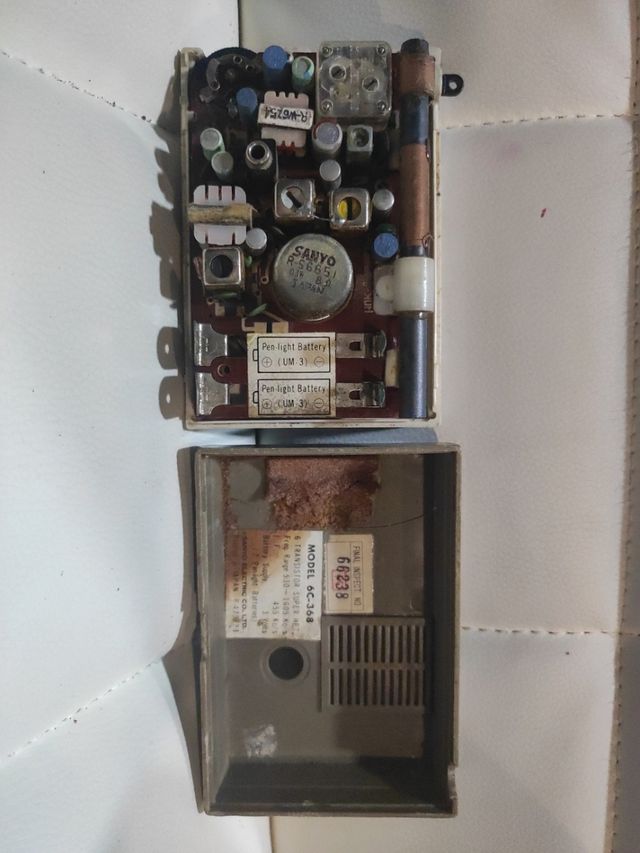 Radio Sanyo Transistor Plata para reparar