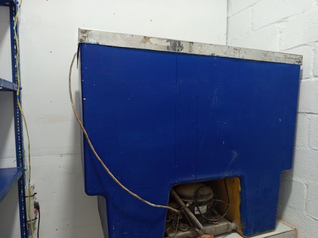 Botellero azul con motor