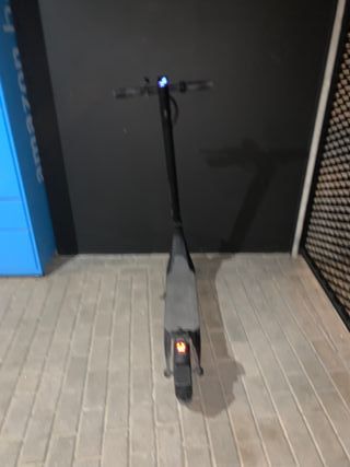 Patinete eléctrico gris