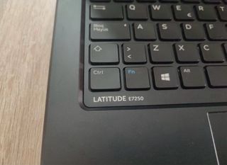 DELL Latitude E7250 - para Piezas o Reparación