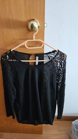 Camiseta negra con puntilla.