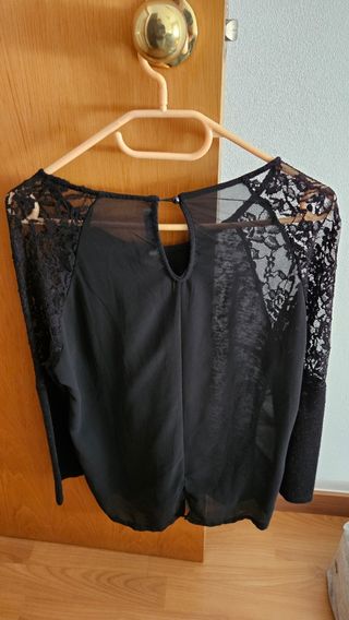 Camiseta negra con puntilla.