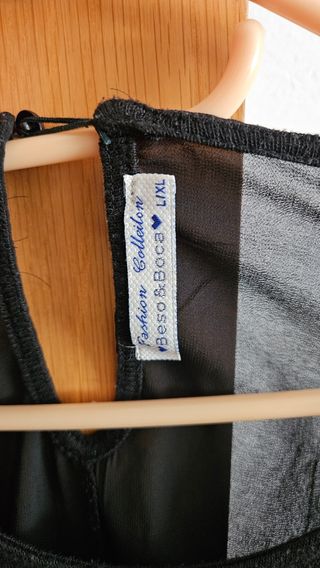 Camiseta negra con puntilla.