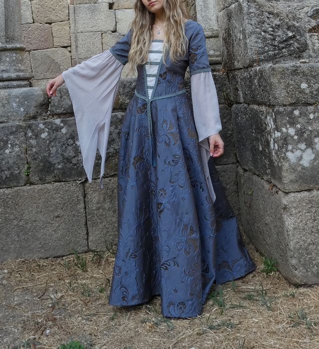 Vestido Medieval Azul con Mangas Acampanadas