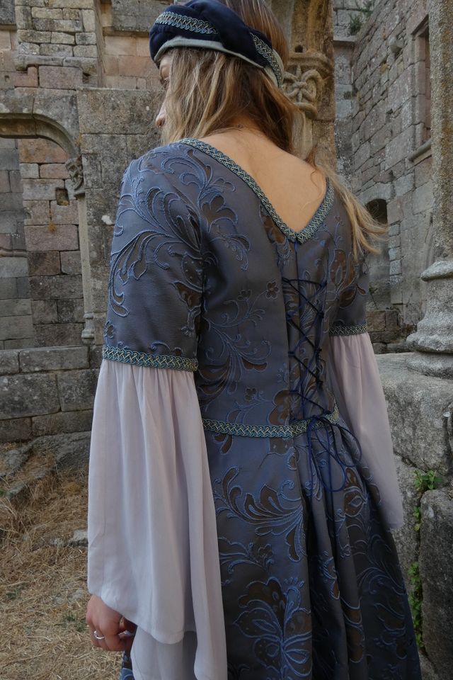 Vestido Medieval Azul con Mangas Acampanadas