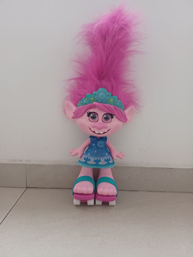 Muñeca Troll Poppy con Patines