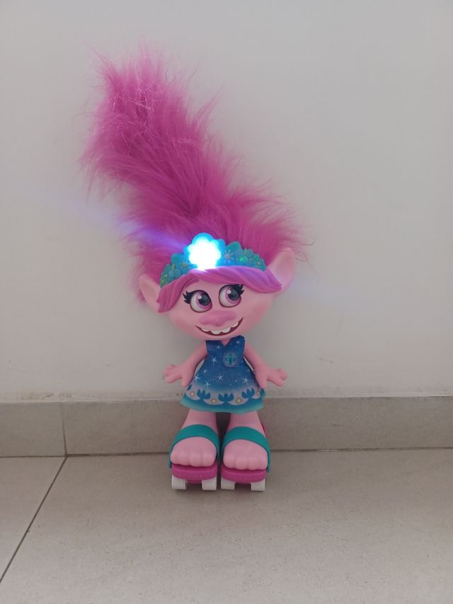 Muñeca Troll Poppy con Patines